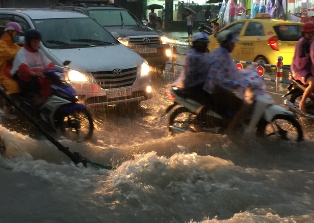 Mưa lớn kết hợp triều cường, nước dâng cuồn cuộn trên đường phố Sài Gòn - 4 Nhiều tuyến đường ở vùng phía Đông Sài Gòn ngập nặng sau cơn mưa như trút nước chiều 16/10.
