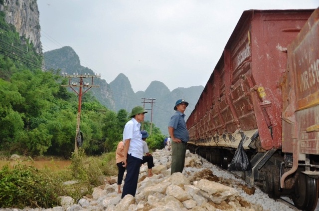 Thông tàu toàn tuyến đường sắt Bắc - Nam sớm hơn dự kiến - 2 Sau 3 ngày nỗ lực khắc phục, đến 15h30 phút chiều nay 17/10, đoạn đường sắt đi qua địa phận tỉnh Quảng Bình đã chính thức thông tuyến giai đoạn 1 với vận tốc từ V=5km/h (Ảnh: Công ty CP Đường sắt Quảng Bình cung cấp)