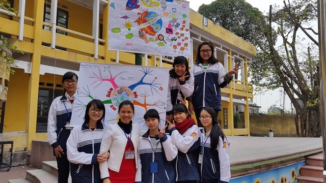 Cô giáo trẻ môn Vật lí và những sáng tạo ấn tượng - 1
Cô giáo Nguyễn Diệu Linh và học sinh của mình