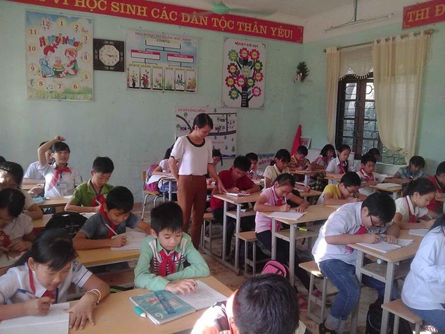 Chuyện "cõng chữ lên non" của cô giáo Phương ở Mường Tè - 1
Cô giáo Nguyễn Thị Phương trong giờ dạy trên lớp