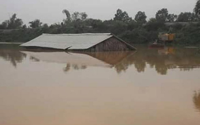 Các xã ở huyện Hương Khê (Hà Tĩnh) bị nước lũ chia cắt