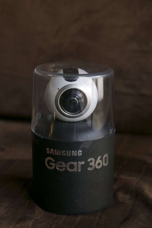 Hình ảnh đập hộp và trên tay Gear 360 chính hãng - 1
Gear 360 được đóng hộp rất đẹp mắt với hộp hình trụ, phía trên là nhựa trong, nhìn xuyên suốt sản phẩm ở bên trong