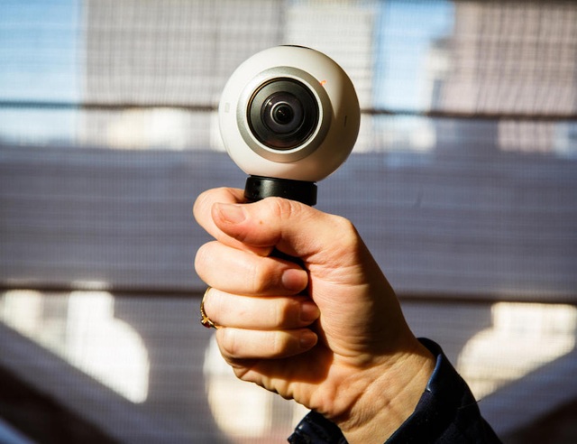 Camera Gear 360 dành cho những ai? - 1 Với hai camera góc siêu rộng có khả năng hoạt động độc lập, mọi hình ảnh xoay quanh Gear 360 đều sẽ được bắt trọn trong một lần bấm duy nhất.