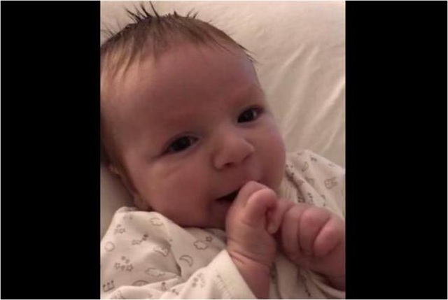 Em bé 2 tháng tuổi phát âm được từ “Hello” - Ảnh chụp màn hình: Samantha Jones/Facebook