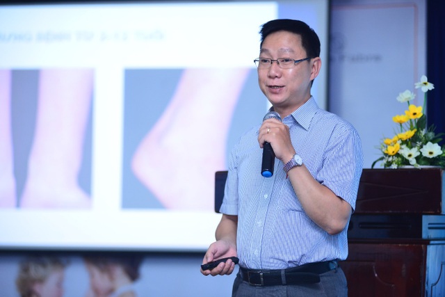 “Ngôi nhà chung” của bệnh nhân viêm da cơ địa - 1 ThS. BS. Phạm Đăng Trọng Tường (Bệnh viện Da liễu TP.HCM) chia sẻ vai trò rất quan trọng của các phụ huynh khi chăm sóc trẻ hàng ngày nhằm giúp việc điều trị đạt hiệu quả cao nhất, không chỉ trong giai đoạn cấp (bùng phát) mà còn giúp ngăn ngừa bệnh tái phát.