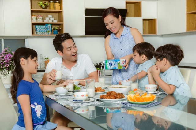 Đột nhập bữa ăn các gia đình sao Việt - 1 Ăn uống đơn giản nhưng đa dạng dưỡng chất là xu hướng dinh dưỡng mà gia đình Phan Anh đang áp dụng