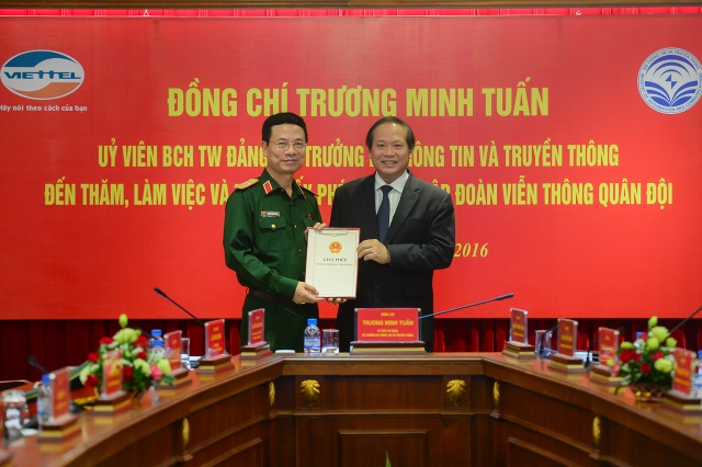 Đến lượt Viettel chính thức nhận giấy phép cung cấp dịch vụ 4G - 1 Ông Trương Minh Tuấn, Bộ trưởng Bộ Thông tin và Truyền thông trao giấy phép cung cấp dịch vụ 4G tới Tập đoàn Viễn thông Quân đội Viettel.