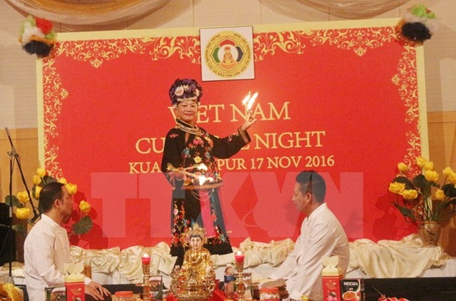 Trình diễn thực hành tín ngưỡng thờ Mẫu của người Việt tại Malaysia - 2 Trình diễn tín ngưỡng thờ Mẫu của người Việt. (Ảnh: Hoàng Nhương/TTXVN)