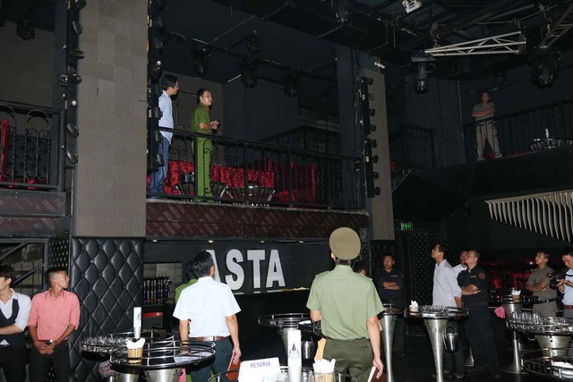 Hà Nội: Phát hiện hàng loạt quán karaoke không phép - 3
Các quán bar được kiểm tra kỹ
Đại Dương