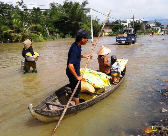 Mưa lớn cộng thủy điện xả lũ, nhiều nơi ngập sâu - 6 Tuyến đường ĐT 640 đoạn qua xã Nhơn Hòa, huyện Tuy Phước người dân vẫn phải di chuyển bằng sõng