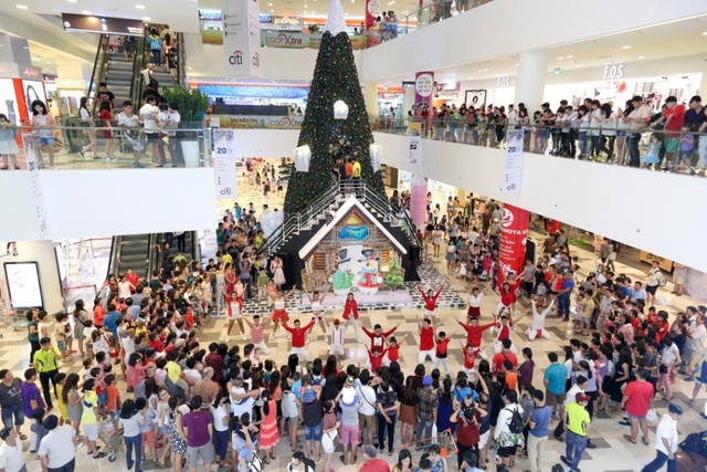 Giới trẻ “sốt xình xịch” với cây thông khổng lồ tại TP. Hồ Chí Minh - 1 Cây thông khổng lồ cao 12m được đặt trong nhà khiến giới trẻ “phát sốt” khi đến với SC VivoCity.