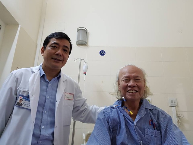 Cụ ông mang khối u cứng như đá nặng hơn 10kg trong bụng - 2 Sau 6 ngày phẫu thuật bệnh nhân hoàn toàn khoẻ khoắn. Ảnh: H.Hải