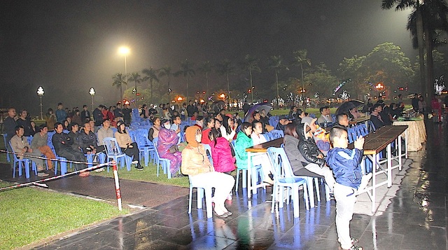 Triệu người cùng đếm ngược hân hoan chào năm 2017 - 44 So với những năm trước, năm nay người dân đi xem chương trình nghệ thuật đón năm mới ít hơn hẳn.