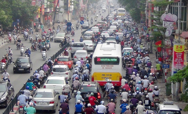 Khai giảng trùng ngày đầu đi làm sau nghỉ lễ, đường phố ùn tắc nghiêm trọng - 10
Hai nửa giao thông!