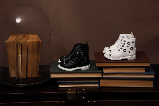 CHARLES & KEITH - Cảm hứng từ không gian những ngày xưa cũ - 10 Giày boot với các khoen tròn kim loại tạo nét mãnh mẽ, khác biệt và sành điệu.
