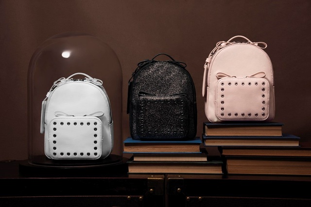 CHARLES & KEITH - Cảm hứng từ không gian những ngày xưa cũ - 11 Cũng với những khoen tròn nhiều màu sắc, chiếc balo nhỏ trở nên đáng yêu hơn bao giờ hết.