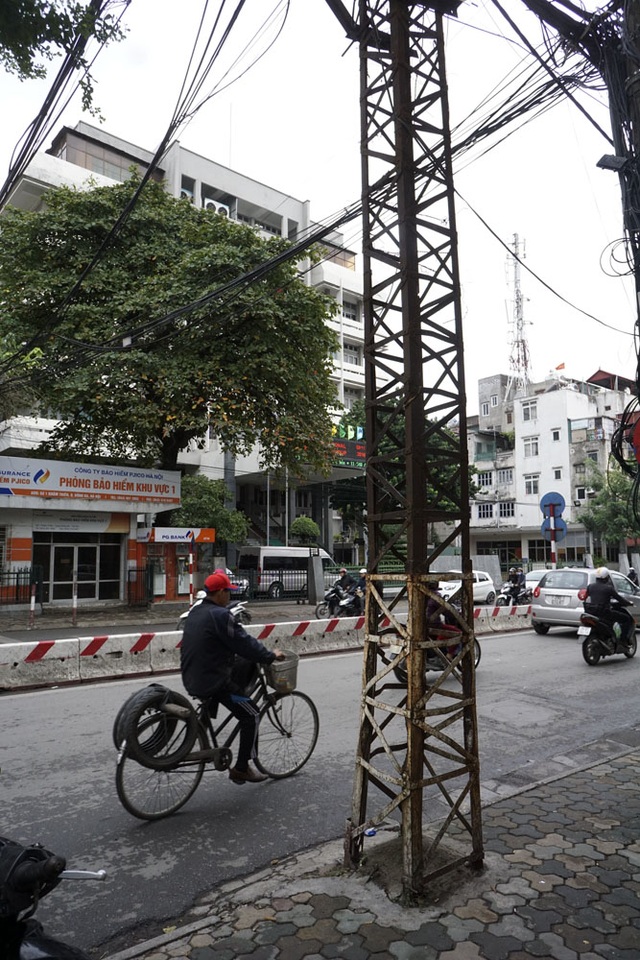 Hoài niệm Hà Nội xưa cũ qua những cột điện sắt trăm tuổi - 13 Cột điện trên phố Khâm Thiên (quận Đống Đa).