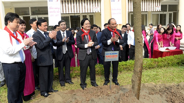 Bài phát biểu xúc động của Thủ tướng trong ngày khai giảng - 18
Thủ tướng Nguyễn Xuân Phúc đã trồng cây lưu niệm tại trường THCS Nguyễn Đình Chiểu.
