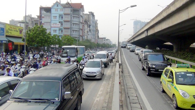 Khai giảng trùng ngày đầu đi làm sau nghỉ lễ, đường phố ùn tắc nghiêm trọng - 2
Đường Nguyễn Xiển thêm gánh nặng khi dòng ô tô đổ từ đường trên cao xuống.