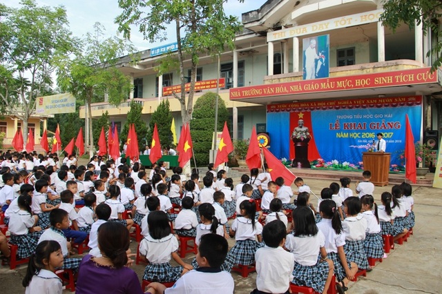 Dù cuộc sống khó khăn, học sinh Quảng Trị vẫn nô nức dự lễ khai giảng - 8 Lễ khai giảng năm học mới tại trường vùng biển huyện Gio Linh (Ảnh: Đăng Đức)
