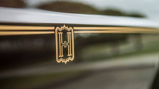Giải mã đại gia Việt sở hữu Rolls-Royce màu đỏ thứ 3 - 3
Gia huy sang trọng H nổi bật trên đường Coach-line thể hiện văn hoá chơi xe siêu sang của đại gia Việt đã bước lên tầm cao mới.