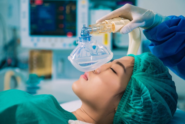 “Tạm biệt” nỗi lo phẫu thuật cắt túi mật - 2 Trong quá trình phẫu thuật, người bệnh sẽ được gây mê toàn thân qua đường tiêm vào tĩnh mạch hoặc hít vào phổi dưới dạng khí.
