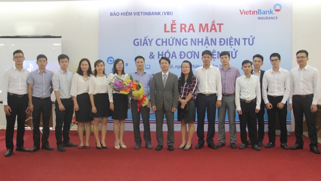 VBI chính thức phát hành Giấy chứng nhận bảo hiểm Điện tử và Hóa đơn Điện tử - 2
Ban lãnh đạo VBI tặng hoa cho Ban dự án Giấy chứng nhận bảo hiểm điện tử và Hóa đơn điện tử.