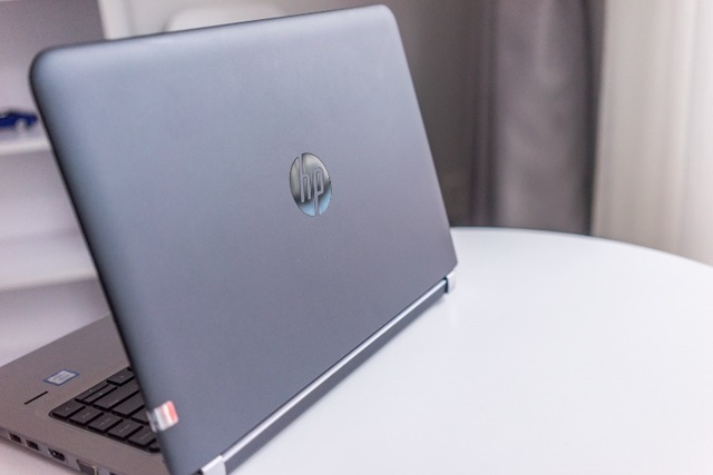 HP ProBook 440 G3 2016 - Laptop hiệu suất cao cho doanh nhân - 2 Bàn phím máy được gia công bằng nhôm chắc chắn, công nghệ chống tràn hiệu quả, bạn sẽ không phải lo lắng chiếc laptop của mình bị “sặc nước” do lỡ tay làm đổ cafe vào. HP còn trang bị đèn nền cho bàn phím ProBook 440 G3 giúp làm việc, lướt web vào ban đêm thật dễ dàng mà không lo ảnh hưởng đến mọi người xung quanh.