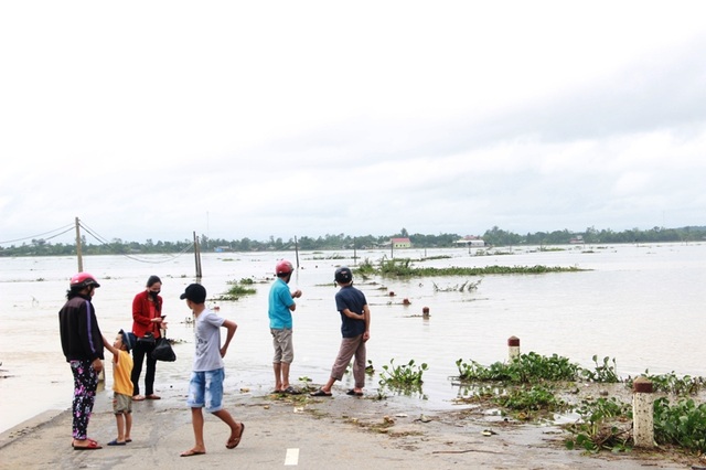 Mưa giảm, nước lũ đang rút, quốc lộ 1A dần được giải phóng - 7 Các tuyến giao thông dẫn vào địa phương này bị chia cắt