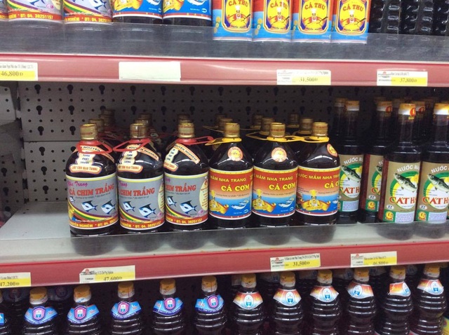 Siêu thị Fivimart Đại La: Chúng tôi không hề nghe thông báo tạm dừng bán nước mắm truyền thống - 2 Các sản phẩm nước mắm truyền thống vẫn được bán bình thường tại Fivimart Đại La