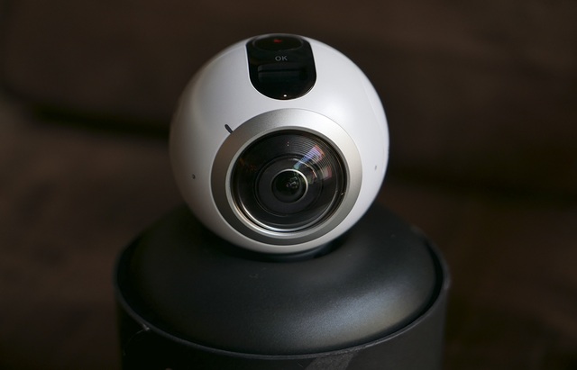 Hình ảnh đập hộp và trên tay Gear 360 chính hãng - 2 Tiến hành mở nắp hộp sản phẩm, phía trên là nhân vật chính Gear 360