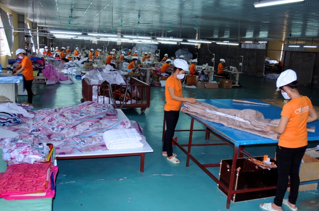 Câu chuyện hay cho những người khởi nghiệp - 2 Sản phẩm Forever có mặt tại hơn 50 chi nhánh trên toàn quốc, trong đó phải kể đến hàng loạt các showroom tại Vincom, Royal City, Times City, Big C, Lotte… Gần 500 mẫu chăn ga gối, màu sắc phong phú, kiểu dáng sang trọng, có giá từ vài trăm cho tới vài triệu đồng, Hoàng Hải đang thu hút khách hàng.