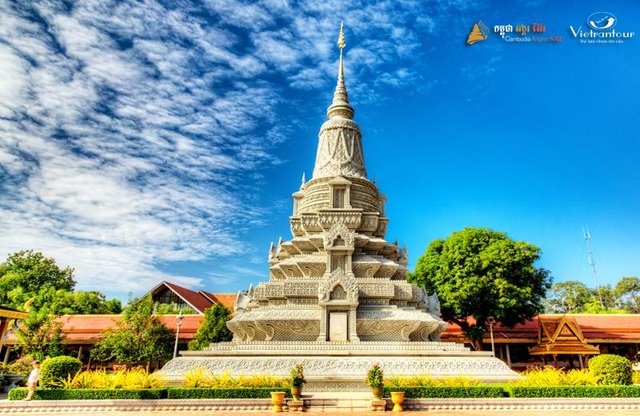 Phá giá tour Campuchia 4 ngày chỉ còn 8,7 triệu đồng - 2
Không những thu hút du khách bằng khối tài sản bên trong, Chùa Bạc còn mê hoặc lòng người bởi kiến trúc nổi bật.
