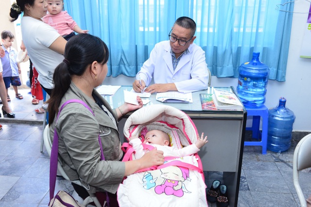 “Ngôi nhà chung” của bệnh nhân viêm da cơ địa - 2 Không chỉ được các chuyên gia da liễu tư vấn, các bé tại CLB còn được khám bệnh miễn phí