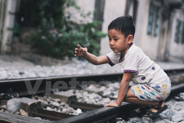 Những "mảnh" tuổi thơ trên phố đường tàu Lê Duẩn - 3 Và là sân chơi mỗi khi không có tàu chạy qua (Ảnh: Thanh Dung/Vietnam+)
