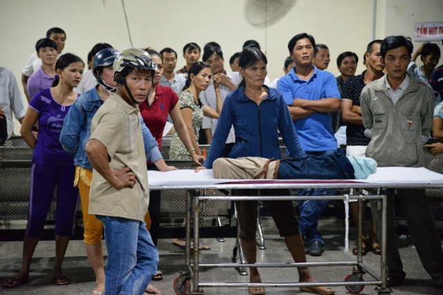 Nghi tiêm nhầm thuốc, người nhà gây náo loạn bệnh viện - 3 Người nhà cháu Huy thất thần bên thi thể cháu Huy. Ảnh: Tử Trực