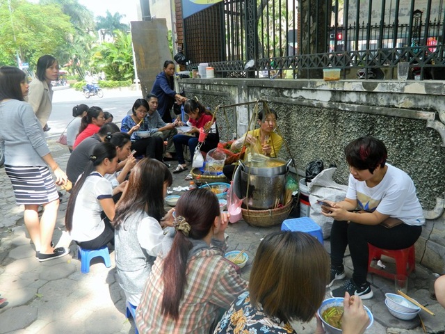 “Văn hóa” bệt trong ẩm thực đường phố Hà Nội - 2 Hàng bánh đa, miến của cô Nụ ở đường Quán Sứ.