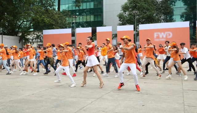 Cổ vũ tinh thần “Sống đầy” - Tóc Tiên đồng diễn sôi động cùng 300 người - 2 Cổ vũ tinh thần “Sống đầy” - Tóc Tiên đồng diễn sôi động cùng 300 người - 2