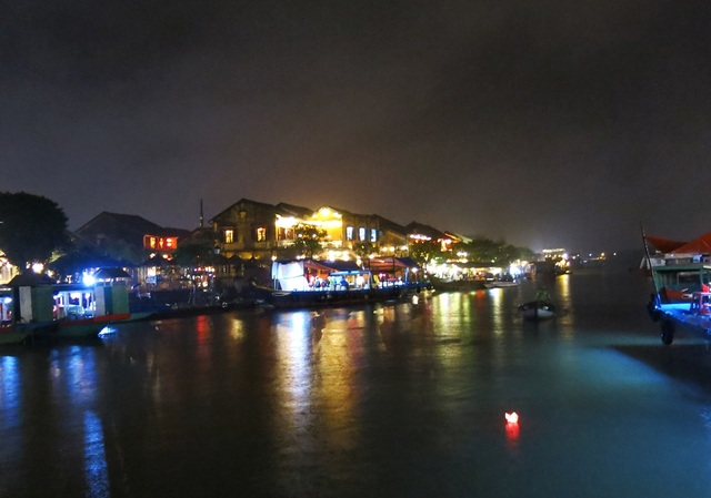 Triệu người cùng đếm ngược hân hoan chào năm 2017 - 40
Thả hoa đăng thắp sáng nguyện ước trước thềm năm mới 2017 (Ảnh: Khánh Hiền)