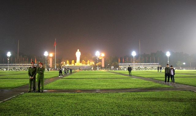 Triệu người cùng đếm ngược hân hoan chào năm 2017 - 45 Quảng trường Hồ Chí Minh vắng bóng người dân đón giao thừa năm 2017.