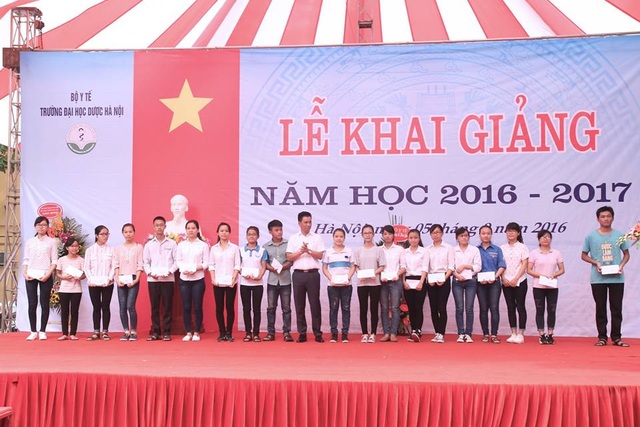 Cảm động chuyện cậu học sinh nghèo Hà Tĩnh và con đường đến ĐH Dược Hà Nội - 3
DS Nguyễn Hữu Dũng trao học bổng cho 20 SV có hoàn cảnh khó khăn trong ngày khai giảng năm học 2016-2017