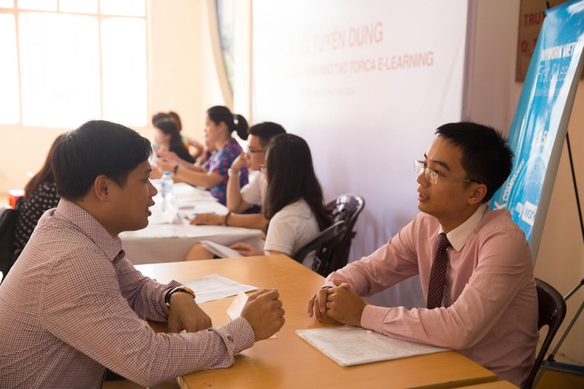 Cơ hội phát triển nghề nghiệp tại các doanh nghiệp hàng đầu với chứng chỉ Topica E-learning - 3
Tân cử nhân Topica E-learning phỏng vấn với nhà tuyển dụng ngay tại lễ tốt nghiệp.