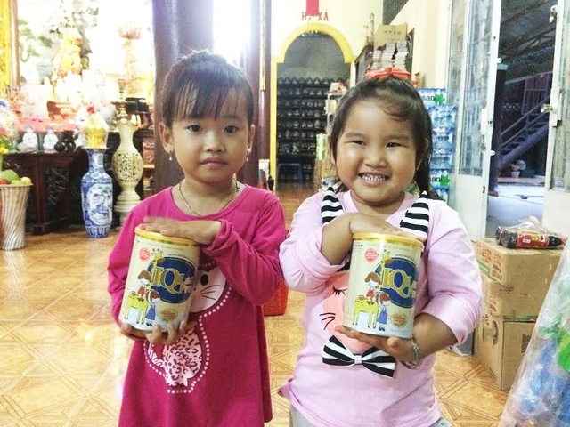 Ca sĩ Khánh Ly đến với trẻ em mồ côi ở chùa Lá - 3 Các bé ôm lon sữa vào lòng với nụ cười hồn nhiên làm lay động trái tim của những người có mặt tại đây (hình 1)