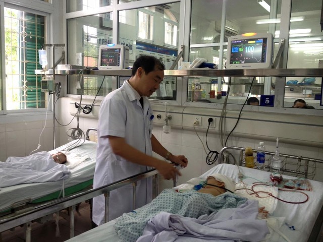 Bv Xanh Pôn: Phẫu thuật thành công hộp sọ biến dạng hình thuyền hiếm gặp cho bé 11 tháng tuổi - 4 Giám đốc bệnh viện, Bs Nguyễn Đình Hưng khám cho em bé sau khi được phẫu thuật thành công.