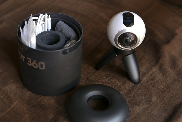 Hình ảnh đập hộp và trên tay Gear 360 chính hãng - 3 Phía dưới Gear 360 là các phụ kiện đi kèm