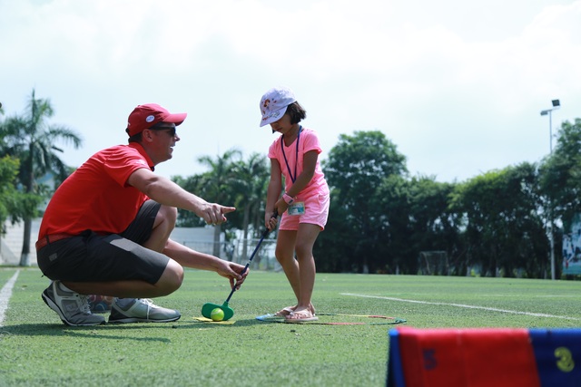 Cơ hội trở thành sinh viên chuẩn Nhật Bản tại Ecopark - 3 Các bạn nhỏ trường PT Đoàn Thị Điểm Ecopark rất háo hức khi được làm quen với bộ môn golf tưởng chừng chỉ thấy trong các chương trình truyền hình.