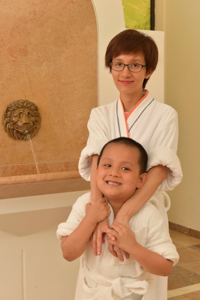 “Ngôi nhà chung” của bệnh nhân viêm da cơ địa - 3 Nụ cười rạng rỡ của bé Sóc và mẹ (chị Vũ Thùy Dung) tại Trung tâm thủy liệu pháp Avène (Pháp)