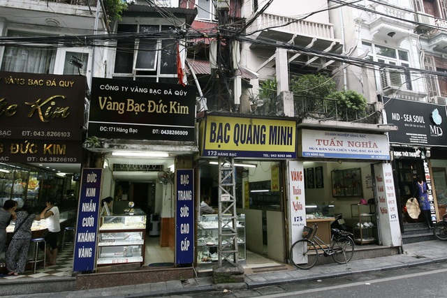 Hoài niệm Hà Nội xưa cũ qua những cột điện sắt trăm tuổi - 4
Một cột điện tồn tại đến nay đã gần trăm năm, nằm chắn ngay cửa nhà số 173 phố Hàng Bạc (quận Hoàn Kiếm).