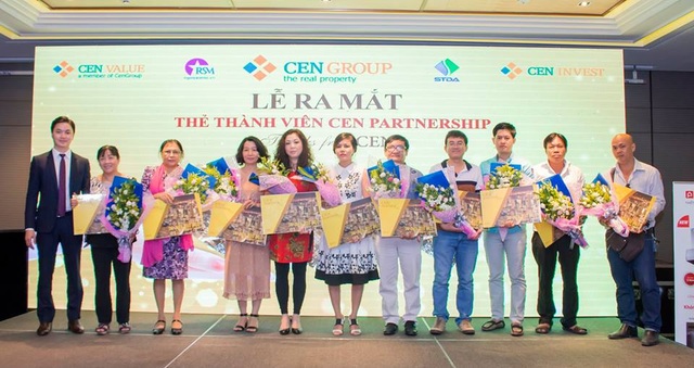 CENGROUP phát hành thẻ CEN PARTNERSHIP tri ân khách hàng TP.HCM - 3 Đại diện khách hàng nhận thẻ CEN Partnership tại TP.HCM