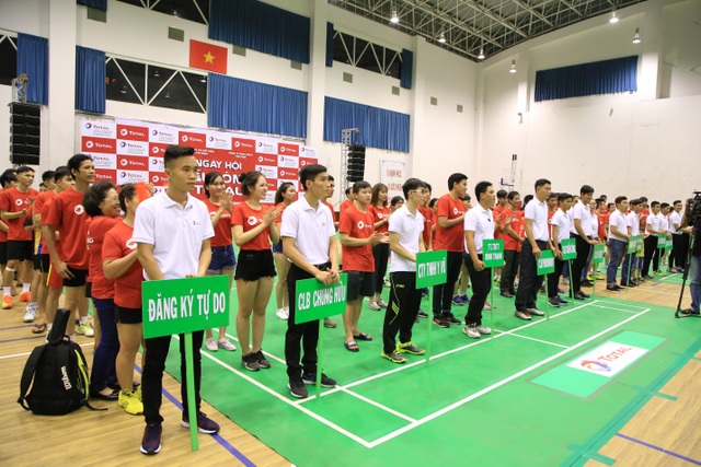 Những con số biết nói trong ngày mở màn ngày hội cầu lông Total 2016 - 3 Đây là một con số gây bất ngờ cho ban tổ chức vì nhà thi đấu Hồ Xuân Hương chưa bao giờ bùng nổ đến thế. Dự đoán trong 2 ngày tiếp theo, khi đi sâu vào các vòng đấu trong, số lượng khán giả đến cổ vũ sẽ còn đông hơn nữa.